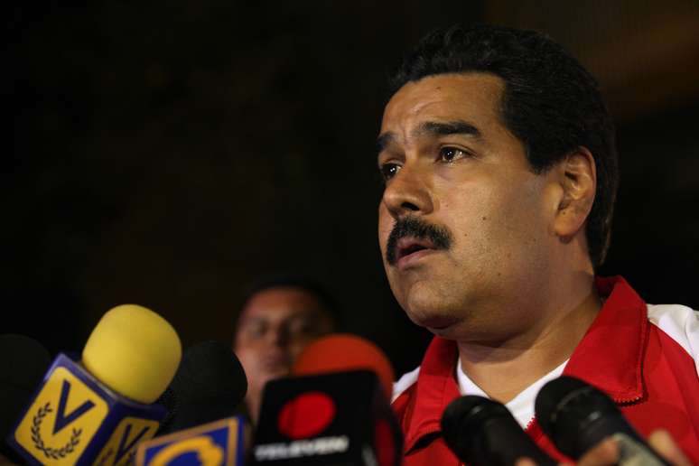 <p>Chávez passou a receber no final de janeiro "tratamentos complementares (...) que são as quimioterapias que se aplicam aos pacientes após as operações", disse Maduro</p>
