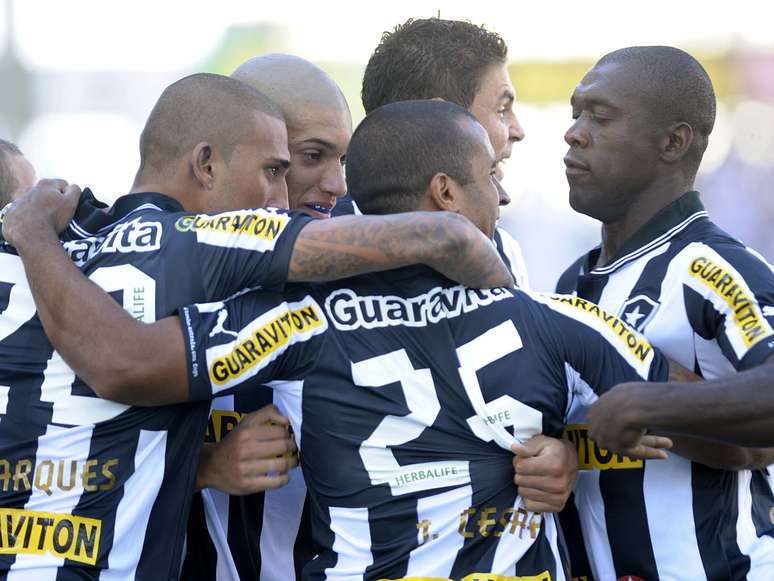 <p>Julio Cesar abriu o marcador para o Botafogo em clássico contra o Flamengo pela semifinal da Taça Guanabara, neste domingo, no Engenhão. A vitória por 2 a 0 assegura aos botafoguenses a passagem à final do turno contra o Vasco</p>