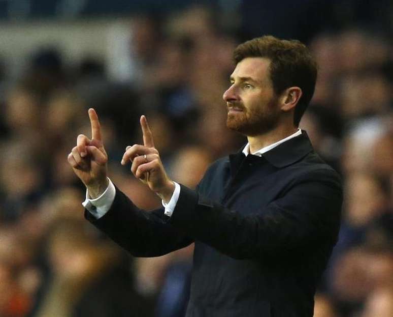 Técnico do Tottenham Hotspur, Andre Villas Boas, é visto durante partida do time contra o Arsenal, em Londres. O Tottenham bateu o Arsenal por 2 x 1 em casa, em um clássico agitado como sempre, neste domingo, subindo para a terceira colocação do Campeonato Inglês e abrindo uma dianteira de sete pontos diante de seus arquirrivais na busca por uma vaga na Liga dos Campeões. 03/03/2013