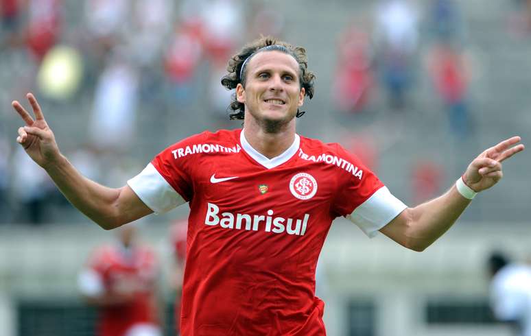 <p>Inter garantiu vaga na final da Taça Piratini após vencer o Esportivo por 2 a 0, com dois gols de Forlán</p>