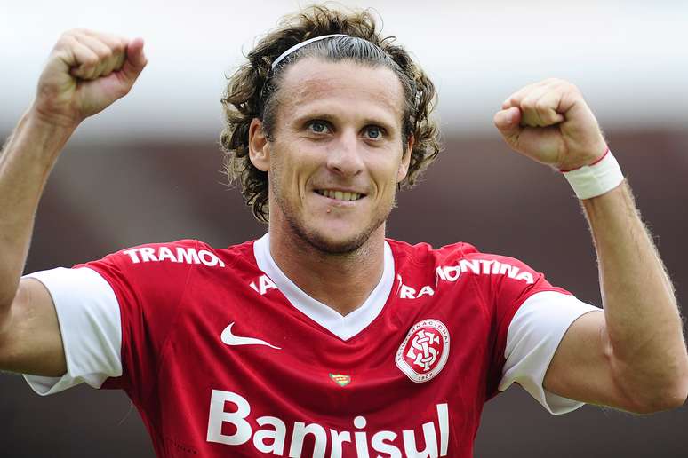 Forlán teve tarde inspirada e decidiu semifinal do Gaúcho