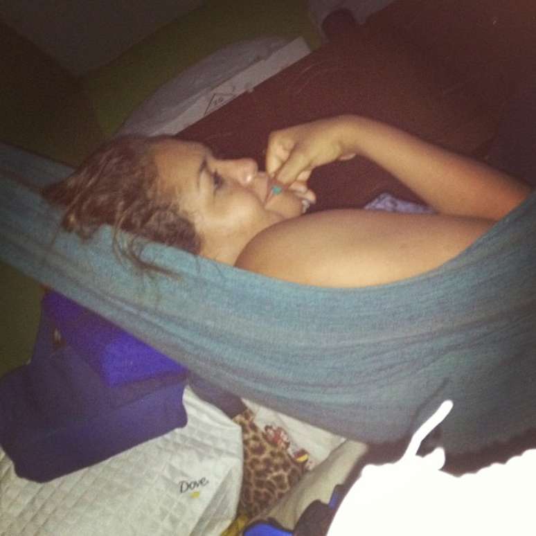 "sou uma mulher comum que se transforma quando quer, e se orgulha de ser como &eacute;", escreveu Gaby Amarantos ao postar foto sem produ&ccedil;&atilde;o