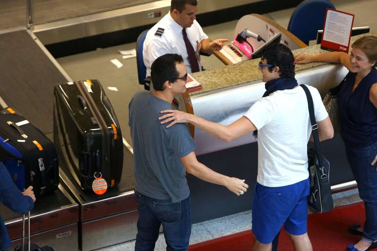 <p>Reynando Gianecchini e Wagner Moura se encontram por acaso no aeroporto Santos Dumont, neste domingo (3), e bateram uma agrad&aacute;vel papo. Depois, os dois foram assediados por f&atilde;s, que lhes pediram fotos</p>