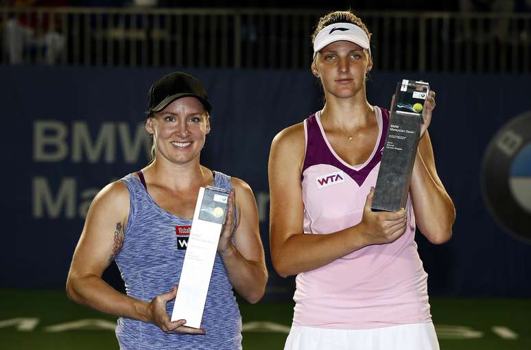 Mattek Sands e a campeã Pliskova exibem troféus