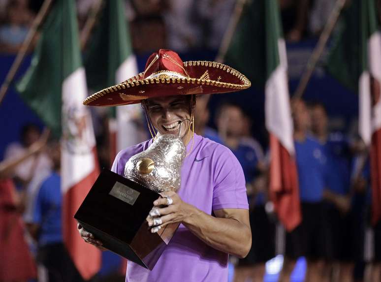<p>Com direito a pneu, o espanhol Rafael Nadal venceu o compatriota David Ferrer por 2 sets a 0&nbsp;e ficou com o t&iacute;tulo do ATP de Acapulco, no M&eacute;xico</p>