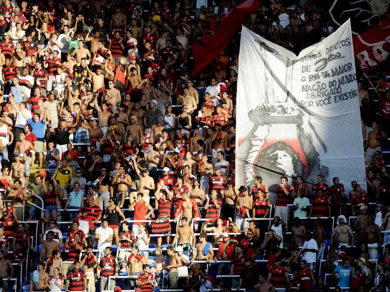 Torcida do Flamengo faz homenagem a Zico, que completou 60 anos neste domingo