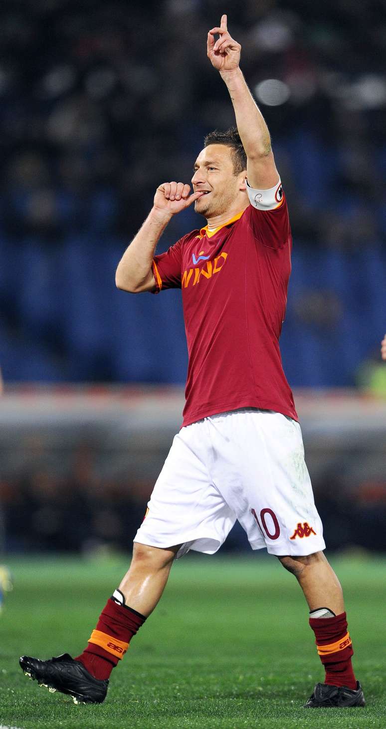 <p>Roma contou com gol de Totti e chegou ao s&eacute;timo lugar</p>