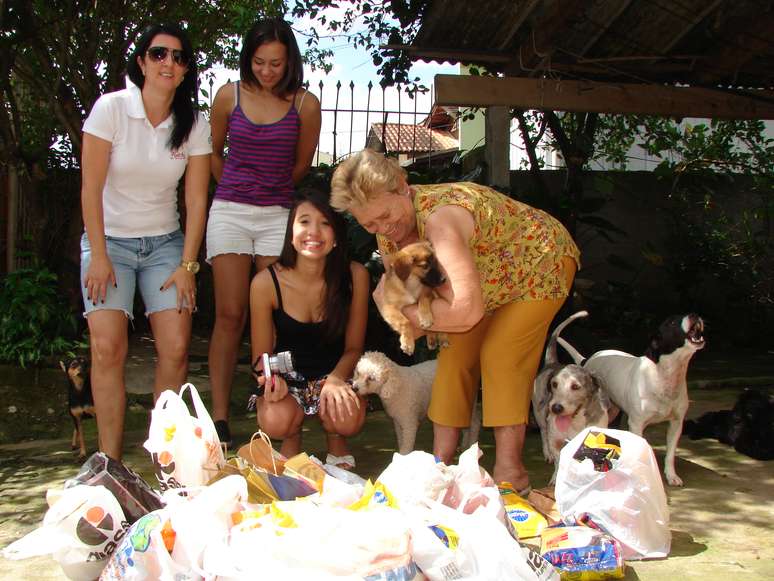<p>Os alunos da Furb doaram, na tarde de sábado, 50 kg de ração à ONG Hachi, que repassou a ajuda à aposentada Maria Montagna</p>
