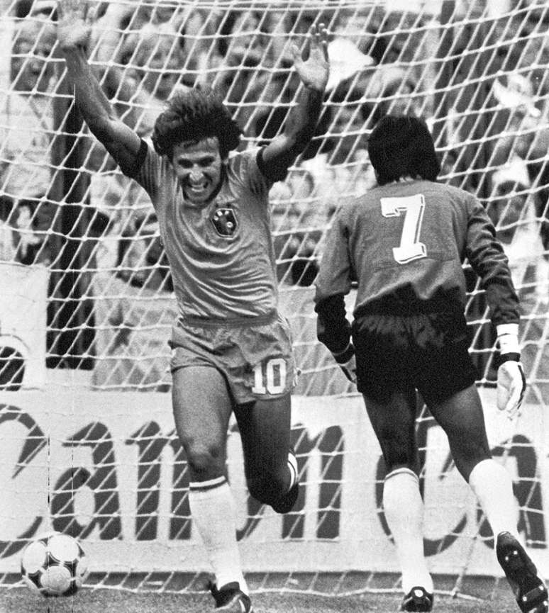 <p>Zico fez parte da equipe verde-amarela que encantou o mundo na Copa de 1982. Título, porém, ficou com a Itália</p>