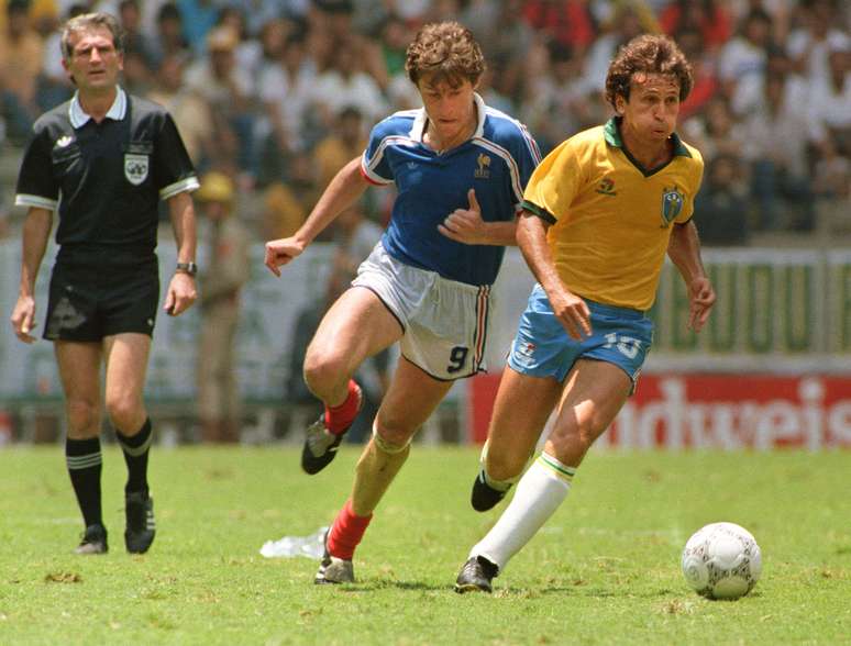 <p>Na Copa de 86, Zico foi apontado por muitos como vilão após eliminação diante da França, nas quartas de final</p>