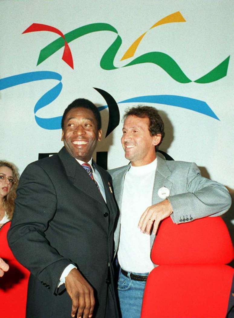 <p>Zico é clicado ao lado do rei do futebol Pelé, em evento em 1996</p>