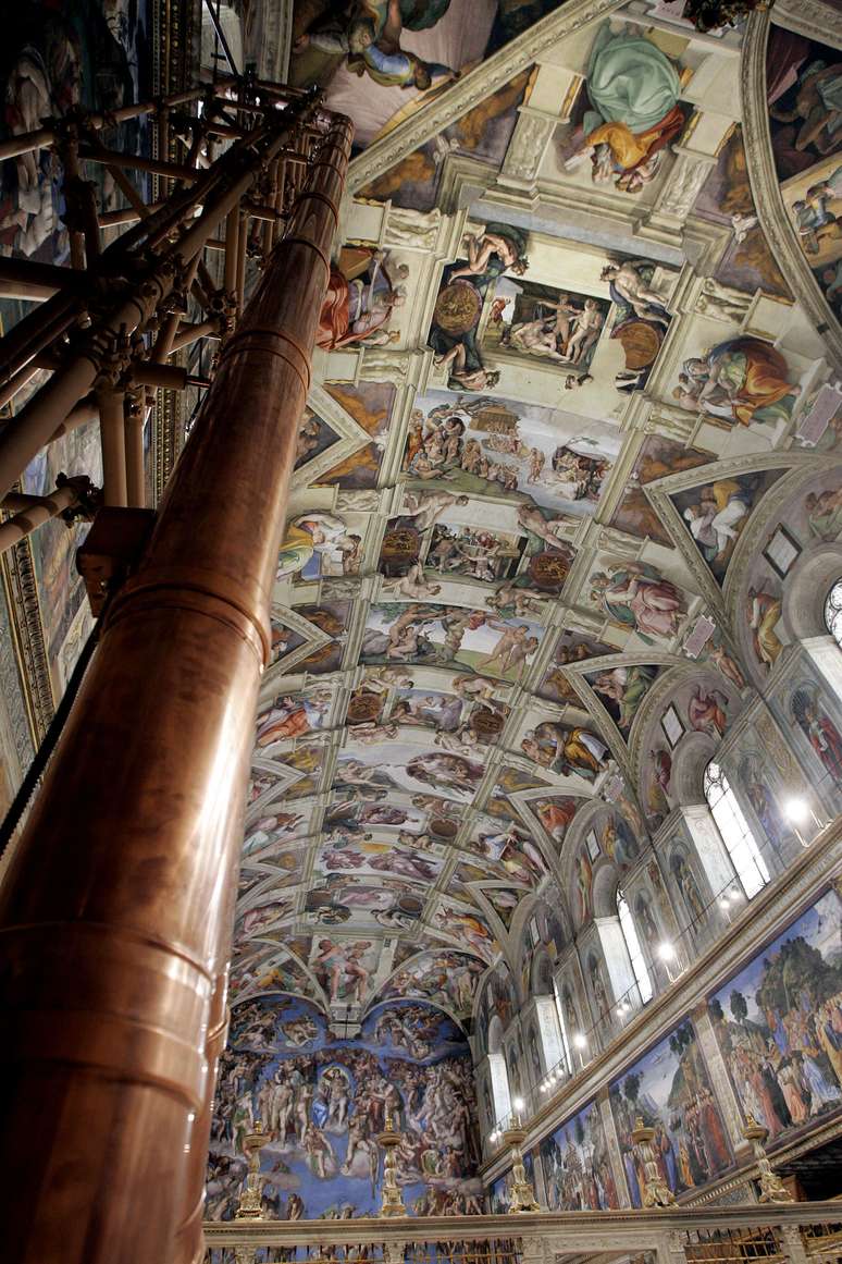 <p>Capela Sistina, onde acontece o Conclave, com a chaminé de onde sai a fumaça que anuncia o novo papa à esquerda</p>