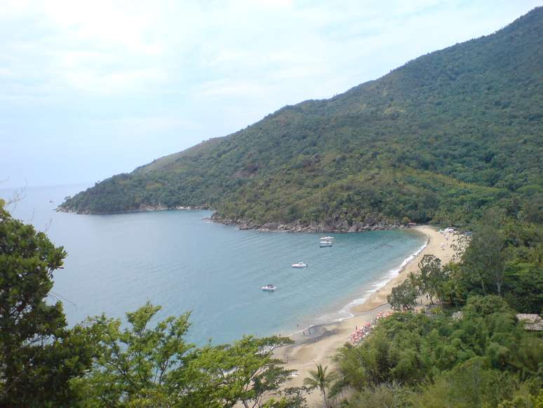 <p><strong>Ilhabela, SP: </strong>a cerca de 130 km da capital paulista, Ilhabela encontra-se perto do continente e é acessível por balsas que partem de São Sebastião. São mais de 36 km de praias entre as quais se destaca a praia de Castelhanos, ao leste da ilha, acessível apenas de barco ou de 4 x 4  </p><p> </p>