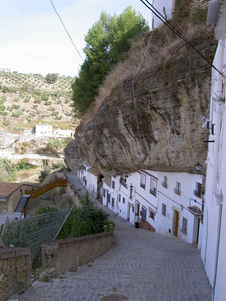 <p>Cidadãos espanhóis criaram casas adaptadas para viver em uma região cheia de penhascos</p>