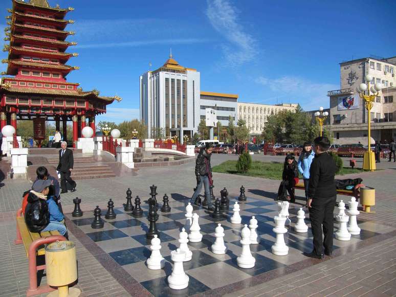 <p>A "cidade do xadrez" possui um enorme tabuleiro em sua praça principal</p>