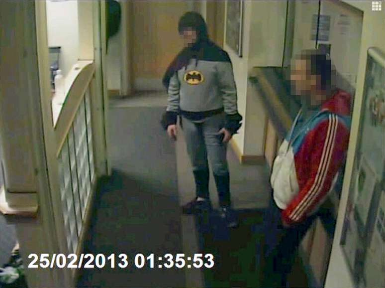 Imagem de c&acirc;mera da delegacia mostra o homem vestido de Batman ao lado do criminoso no &uacute;ltimo dia 25 de fevereiro