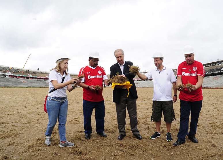 <p>Novo gramado do Beira-Rio come&ccedil;ou a ser plantado com a presen&ccedil;a do ex-atacante&nbsp;Claudiomiro (segundo da esquerda para a direita), autor do primeiro gol da hist&oacute;ria do est&aacute;dio em 1969</p>