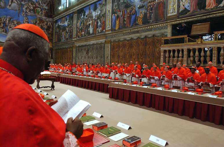 Imagem de 18 de abril de 2005 mostra os cardeais reunidos na Capela Sistina antes do Conclave que resultou na eleição de Bento XVI