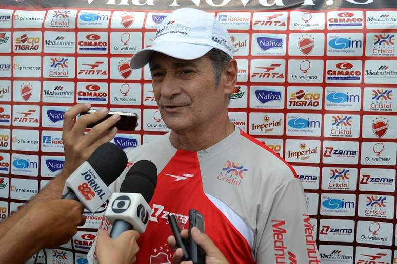 Darío Pereyra afirmou que a diretoria do Vila Nova vem brecando contratações