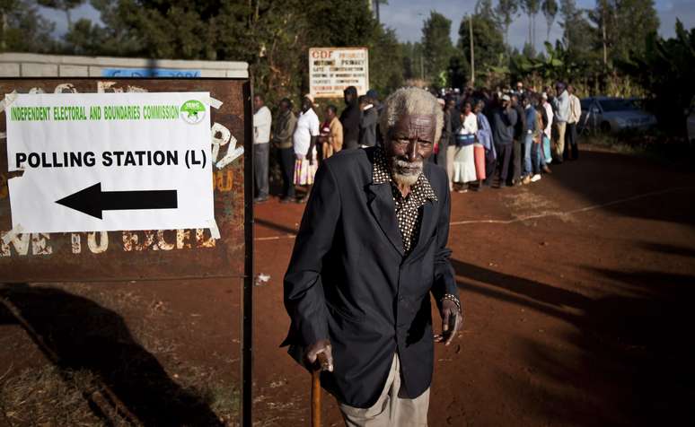Idoso deixa seção eleitoral após votar em Gatundu
