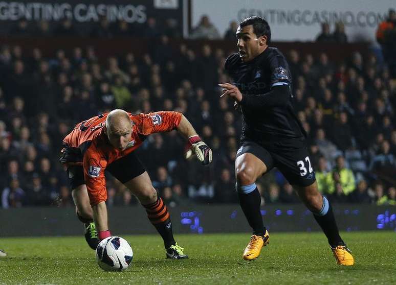 Carlos Tevez passa pelo goleiro Brad Guzan, do Aston Villa, para marcar gol do City nesta segunda-feira.