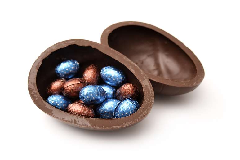 Para aproveitar a Páscoa sem prejuízo, a dica é checar se os ovos de chocolate não estão amassados, derretidos ou quebrados antes da compra