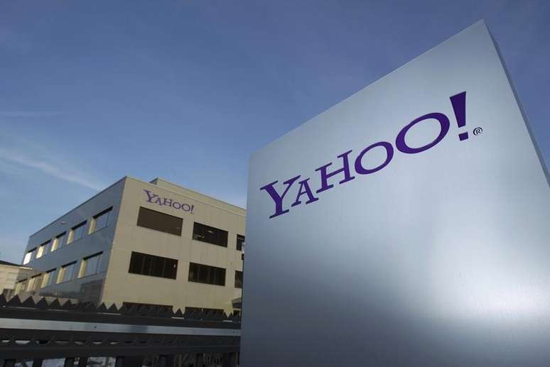 Logo do Yahoo é fotografado em frente a prédio em Rolle, Suíça. O Yahoo está deixando de oferecer sete produtos, incluindo um aplicativo para celulares inteligentes da Blackberry, em uma decisão da presidente-executiva, Marissa Mayer, que se assemelha à estratégia do Google de eliminar grupos de produtos que não foram bem-sucedidos. 12/12/2012