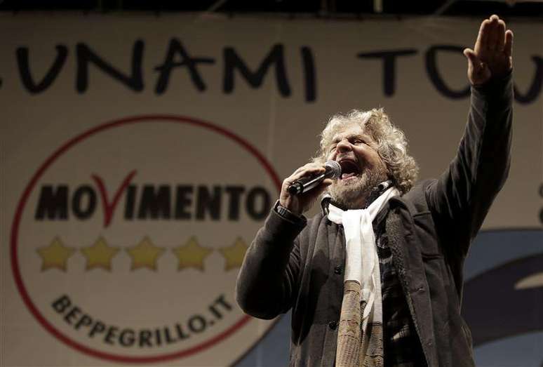 Líder do Movimento 5 Estrelas e comediante Beppe Grillo (D) discursa durante comício, em Roma. A Itália parecia caminhar para uma nova eleição, nesta segunda-feira, após o líder da centro-esquerda Pier Luigi Bersani lançar um ultimato ao líder do Movimento 5 Estrelas, Beppe Grillo, pedindo apoio a um governo provisório, ou "vamos todos para casa". 22/02/2013