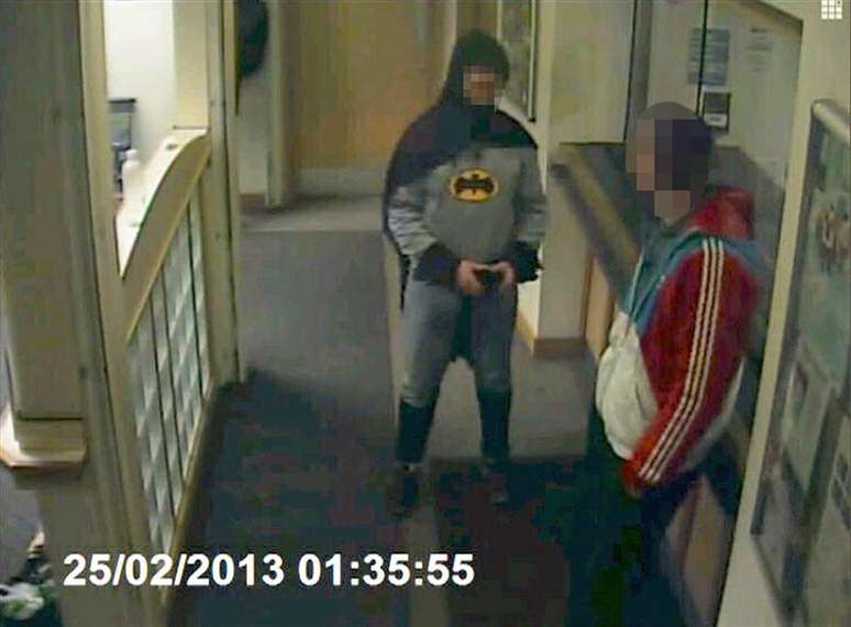 Homem vestido de Batman traz suspeito por roubo à polícia de Bradford, no norte da Inglaterra. 25/02/2013 .