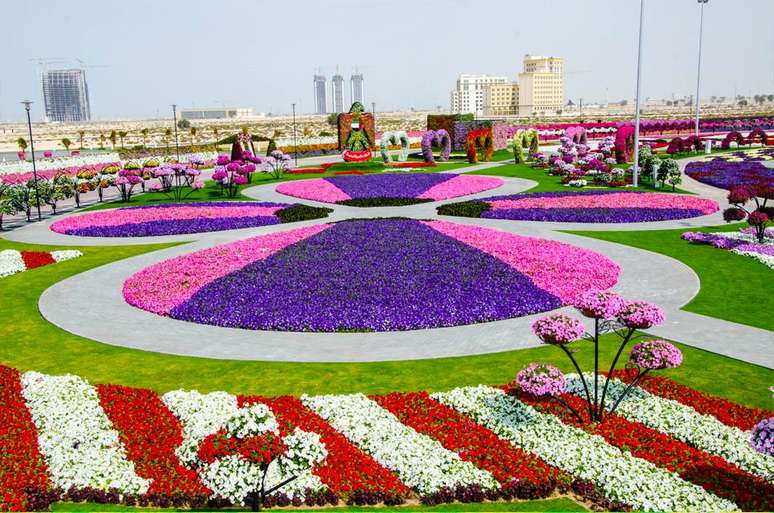 Dubai Miracle Garden reúne 45 milhões de flores em pleno deserto dos Emirados Árabes Unidos