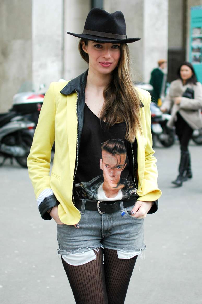 <p>Blazer usado sobre a jaqueta, chapéu e camiseta em homenagem a Johnny Depp</p>