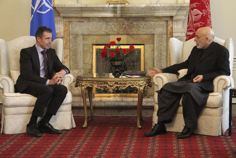Rasmussen (esq.) conversa com o presidente afegão, Hamid Karzai (dir.), em Cabul