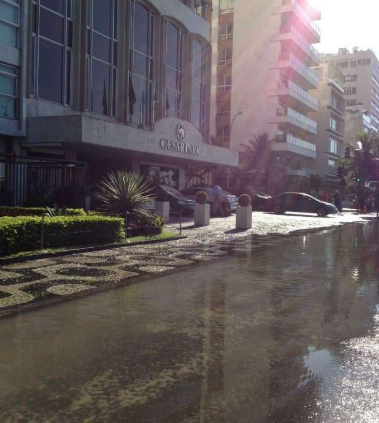O vazamento provocou o alagamento do trecho entre as ruas Garcia D'Ávila e Maria Quitéria