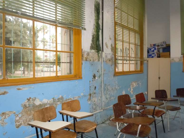 As infiltrações tomaram conta das paredes de algumas salas de aula do Instituto de Educação, tradicional escola pública de Porto Alegre