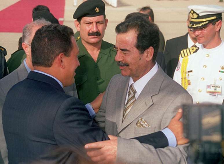 <p>Durante sua vida pública, Hugo Chávez se reuniu com diversos líderes mundiais e celebridades, como o ex-presidente iraquiano Saddam Hussein, em 2000</p>