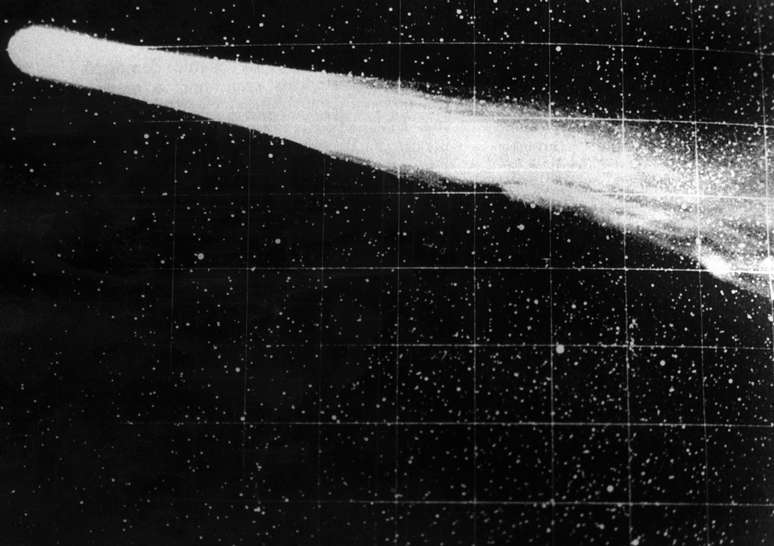 O Cometa Halley, em sua passagem pelo Sistema Solar, alcançou uma longitude aproximada de 100 mil quilômetros. Imagem de 1980