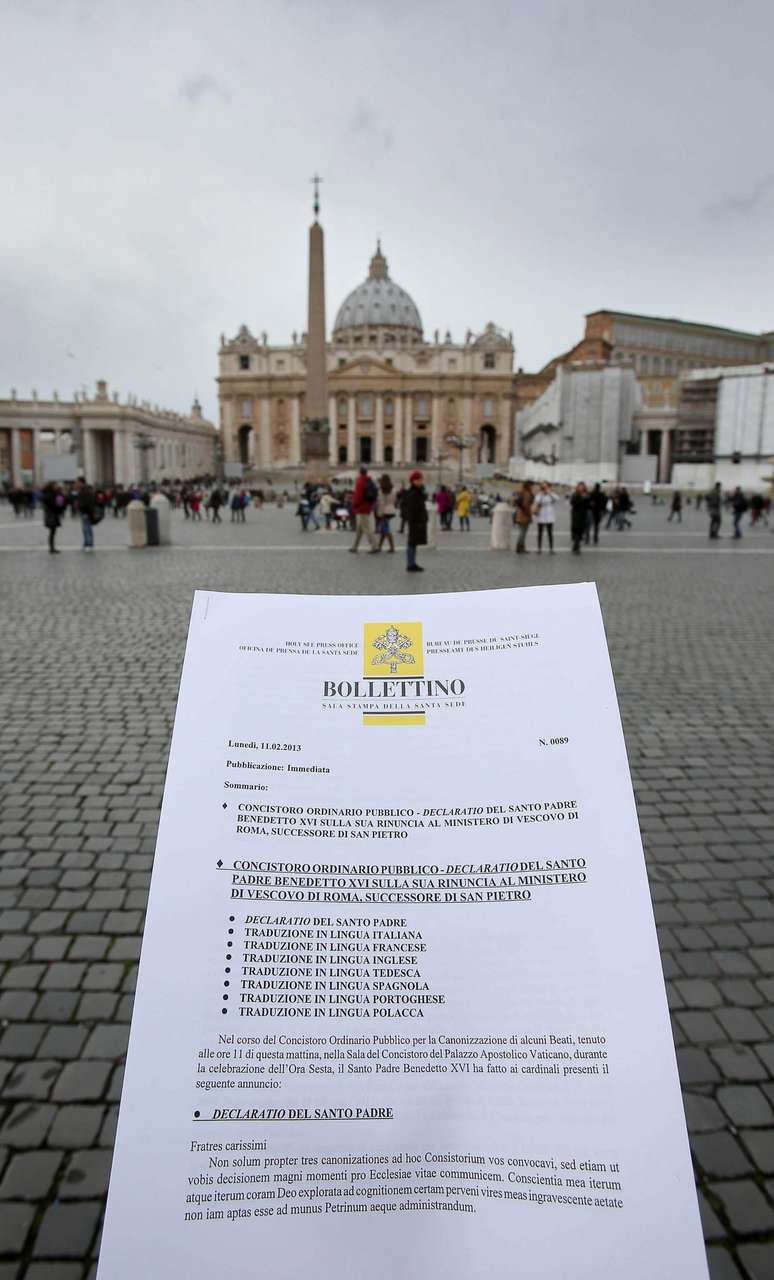 Imagem da nota de imprensa divulgada pelo Vaticano feita na Praça de São Pedro do Vaticano após o anúncio de renúncia feito pelo papa Bento XVI na Cidade do Vaticano