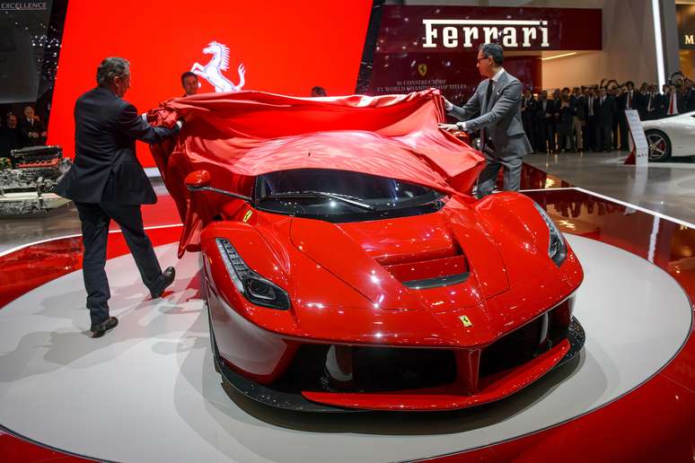 A Ferrari apresentou nesta terça-feira em Genebra, na Suíça, seu primeiro modelo híbrido