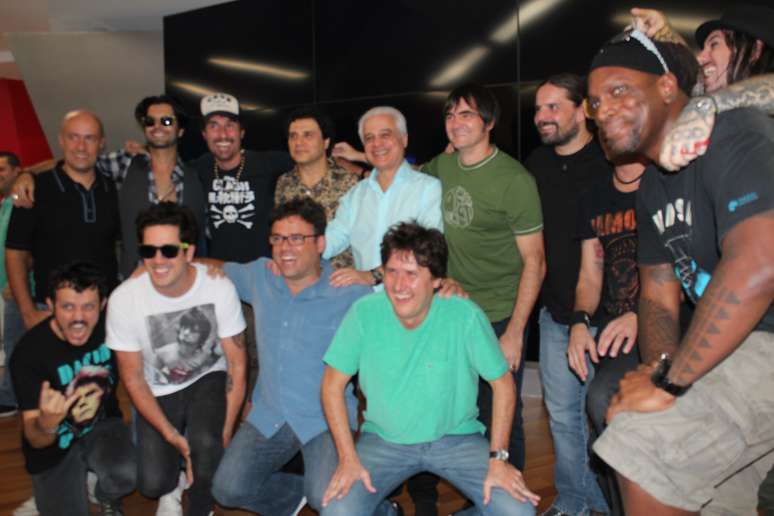 Músicos brasileiros posam para fotos após coletiva