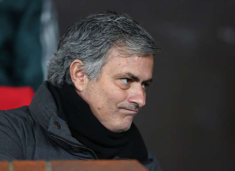 José Mourinho foi bastante provocado pela torcida do Manchester United