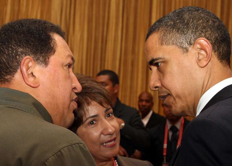 Hugo Chávez e Barack Obama, durante encontro de 2009 pela Cúpula das Américas em Trinidad e Tobago