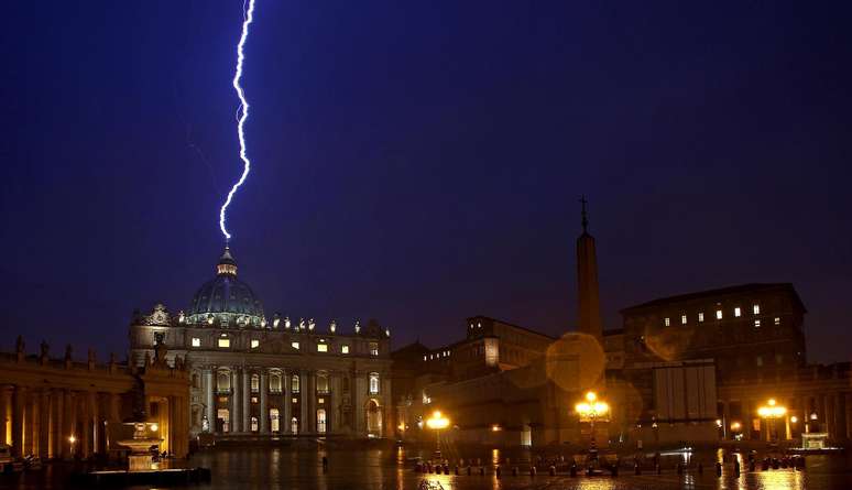 Um raio atinge a Basílica de São Pedro no mesmo dia no qual o papa Bento XVI anuncia sua renúncia, na Cidade do Vaticano