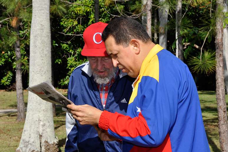 Em 2011, Chávez aparece lendo o jornal Granma ao lado de Fidel, dissipando rumores de que o venezuelano estaria muito doente ou morto após passar por uma cirurgia em Havana