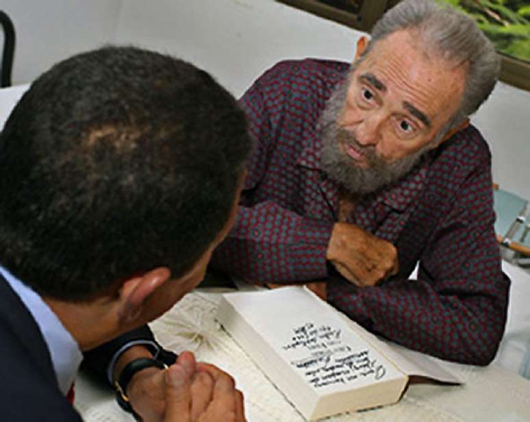 Ch&aacute;vez conversa com Fidel em Havana ap&oacute;s ser presenteado com o primeiro exemplar da segunda edi&ccedil;&atilde;o do livro "100 Horas com Fidel, de Ignacio Ramonet, em setembro e 2006