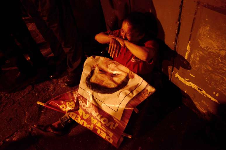 Mulher chora em caracas após a morte de Chávez