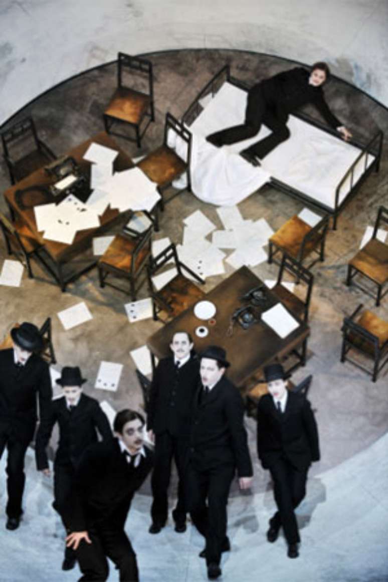 Joseph K nas v&eacute;speras da morte, envolvido por funcion&aacute;rios e pap&eacute;is