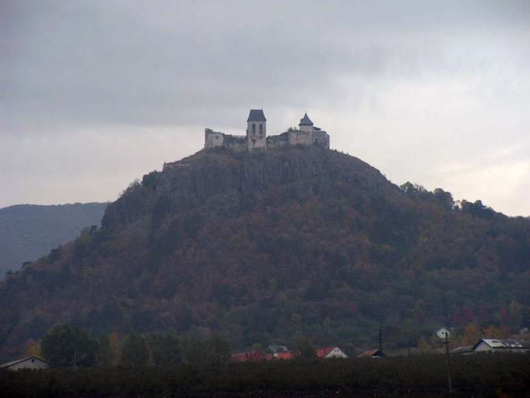 O Castelo, símbolo fantasmagórico do moderno poder burocrático inalcançável ao homem comum.