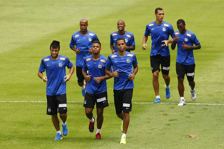 <p>Giva (o primeiro à esquerda) deve ficar com vaga de Neymar no domingo</p>