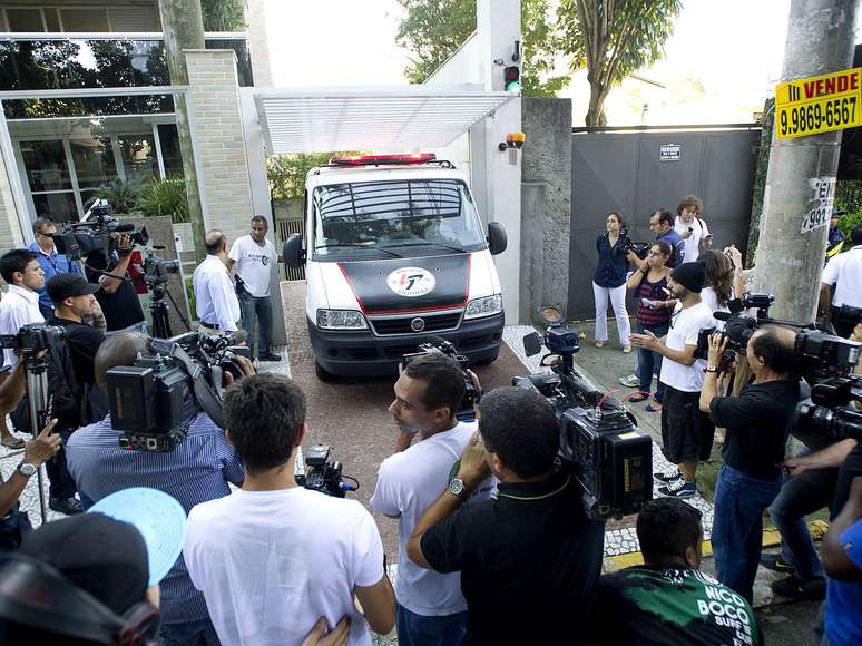 <p>Carro do IML deixa o prédio com o corpo do vocalista</p>