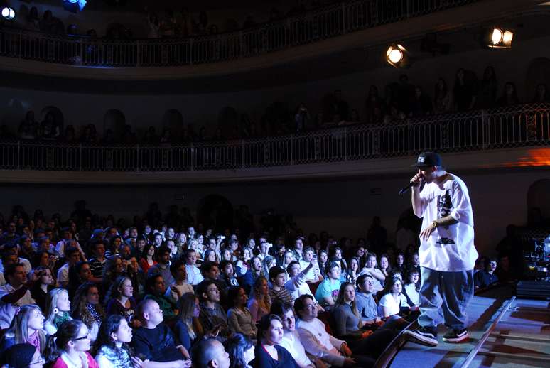 Chorão canta com o Charlie Brown Jr. em show de 2008